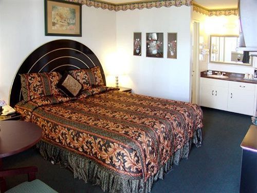 Hotel Hollandinn And Suits 2*